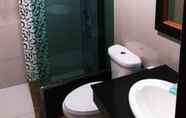 Toilet Kamar 4 Phupat Resort