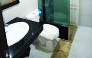 Toilet Kamar 6 Phupat Resort