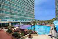 สระว่ายน้ำ Regal Riverside Hotel