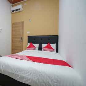 Bedroom 1 OYO 945 Mega Kost 2, Hotel Ilir Timur II
