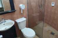 Toilet Kamar Country Village Hotel