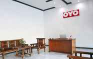 Lobby 5 OYO 956 Penginapan Eby