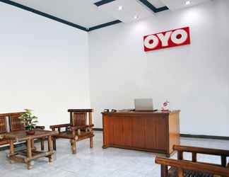 Lobi 2 OYO 956 Penginapan Eby