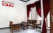 Common Space 7 OYO 956 Penginapan Eby