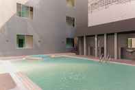 Swimming Pool OYO Townhouse 2 Hotel Gunung Sahari