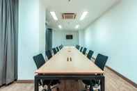 Functional Hall OYO Townhouse 2 Hotel Gunung Sahari