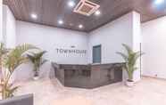 Lobi 6 OYO Townhouse 2 Hotel Gunung Sahari