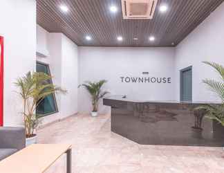 Lobi 2 OYO Townhouse 2 Hotel Gunung Sahari