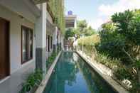 Swimming Pool SUPER OYO 2166 Elitya Stay