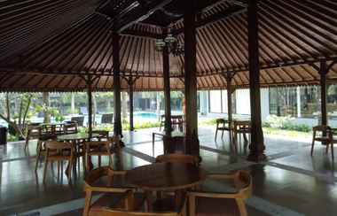 ร้านอาหาร 2 Hyarta Luxorious Golden Villa (near Centre of Yogyakarta)