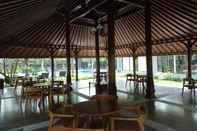 ร้านอาหาร Hyarta Luxorious Golden Villa (near Centre of Yogyakarta)