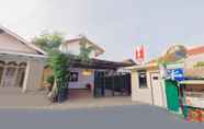 Exterior 4 OYO 442 Koen Hanare Near RS Gandaria