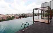 สระว่ายน้ำ 5 Apartemen Grand Kamala Lagoon by Aparian