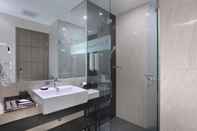 In-room Bathroom Harper Wahid Hasyim, Medan by ASTON