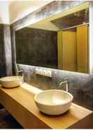 BATHROOM XOXO Kuta Legian Hostel