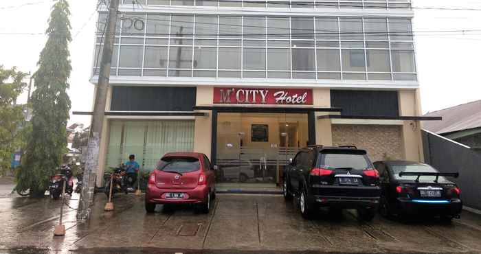 Bangunan Hotel M City