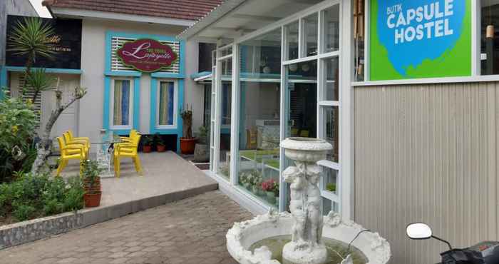 Luar Bangunan Butik Capsule Hostel Araya