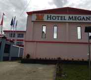 Bên ngoài 4 Hotel Meganita Syariah