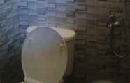 Toilet Kamar 6 Jujugan Homestay