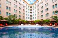 Swimming Pool PARKROYAL Yangon