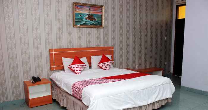 Bedroom Raffles City Hotel