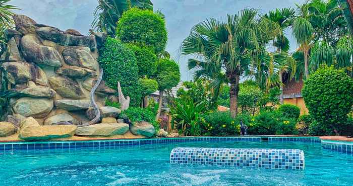สระว่ายน้ำ Sawasdee Villa Pattaya