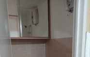 In-room Bathroom 4 Apartemen Greenbay Baywalk Mall