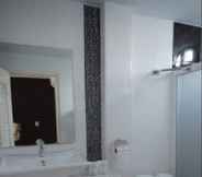 In-room Bathroom 7 Prajak Inn
