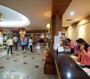 Lobby 4 Dhevaraj Hotel 