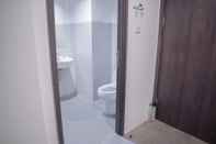 Toilet Kamar Cozy Studio Room at Apartemen Bintaro Icon