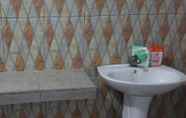 Toilet Kamar 4 Comfort Room at Homestay Krysan Syariah