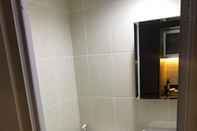 Toilet Kamar Modern Studio Apartemen MTown Near Summarecon Mall Serpong