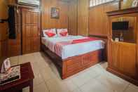 Bedroom OYO 1300 Crecia Residence