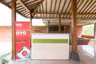 Lobby OYO 1304 Roemah Gladak Kebon Sidoluhur