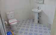 Toilet Kamar 7 Man Shwe Li Hotel