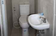 Toilet Kamar 6 The Sasta Hotel