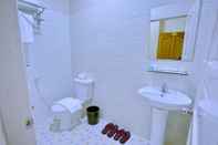 In-room Bathroom Hotel Shwe Phyo