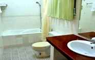 Toilet Kamar 3 Hotel Queen Mandalay