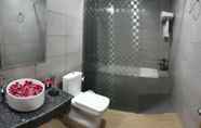 Phòng tắm bên trong 7 Amayar Nadi Hotel