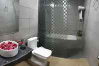 Phòng tắm bên trong Amayar Nadi Hotel