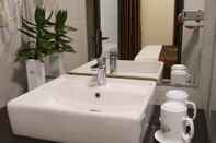Phòng tắm bên trong D'Villa Hotel Van Khe
