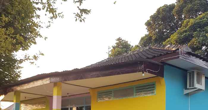 Luar Bangunan Backpacker Omah Warno Syariah near Tugu