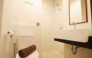 Toilet Kamar 7 Apartemen Capitol Park Residence by Aparian