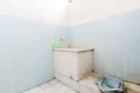Phòng tắm bên trong Wisma Sarjana Syariah - Khusus Putri