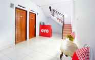 ล็อบบี้ 6 OYO 1064 Manado Airport Residence