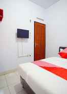 BEDROOM OYO 1064 Manado Airport Residence