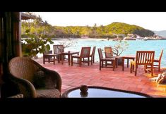 Nhà hàng 5 Whale Island Resort