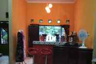 Bar, Cafe and Lounge Homestay Sapphire Syariah Pekalongan - 3 Bedrooms