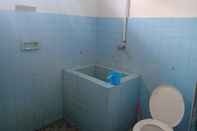 In-room Bathroom Adil Jaya Homestay