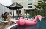 Kolam Renang 4 Urbanite Hotel